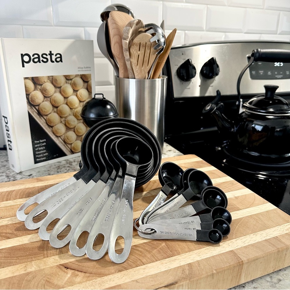 | 15 piece modern black & silver measuring cups & spoon set |